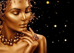 Kobieta pomalowana na złoto w złotej biżuterii