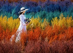 Kobieta pośród kolorowych roślin