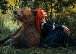 Kobieta przebrana za Meridę Waleczną z niedźwiedziem