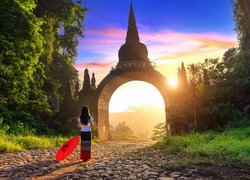 Brama, Słońce, Droga, Kobieta, Parasolka, Drzewa, Khao Na Nai Luang Dharma Park, Prowincja Surat Thani, Tajlandia