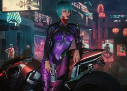 Kobieta przy motocyklu z gry Cyberpunk 2077