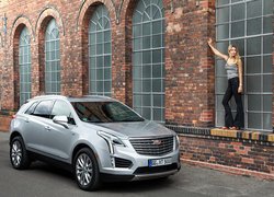 Srebrny, Cadillac XTS, Ściana, Okna, Kobieta