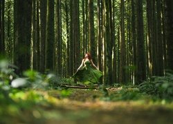 Kobieta tańcząca na leśnej polanie