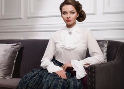 Dziewczyna, Biała, Bluzka, Szara, Spódnica, Kanapa, Poduszki