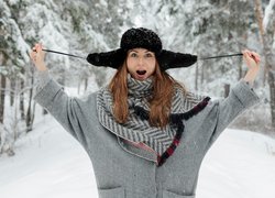 Kobieta w czapce uszatce na śniegu