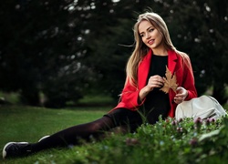 Uśmiechnięta, Blondynka, Modelka, Liść,  Park, Drzewa