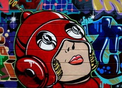 Kobieta w graffiti na murze