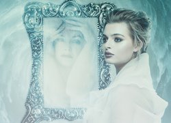 Kobieta w makijażu przed lustrem