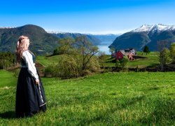 Kobieta w regionalnym norweskim stroju na łące