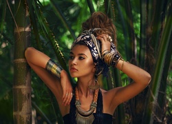 Kobieta w stylowej biżuterii wśród bambusów