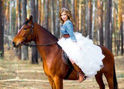 Kobieta w sukni na koniu