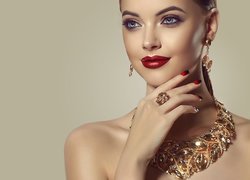 Kobieta w złotej biżuterii