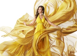 Kobieta w żółtej zwiewnej sukni