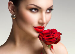 Kobieta z czerwoną różą