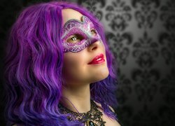 Kobieta z fioletowymi włosami w masce