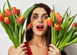 Kobieta z kolorowymi tulipanami