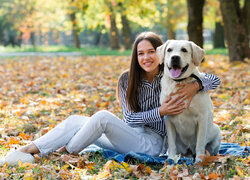 Długowłosa, Kobieta, Biały, Pies, Labrador retriever, Liście