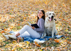 Długowłosa, Kobieta, Książka, Biały, Pies, Labrador retriever, Liście