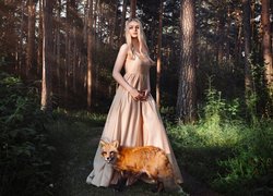 Kobieta z lisem w lesie