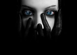 Kobieta z niebieskimi oczami w rękawiczkach
