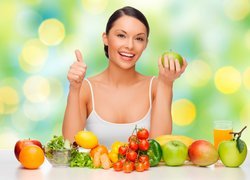 Kobieta z owocami i warzywami
