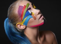 Kobieta z pomalowaną farbami twarzą