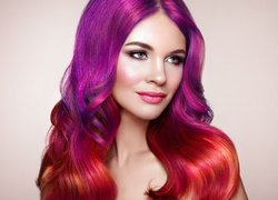 Kobieta z różowo-czerwonymi włosami