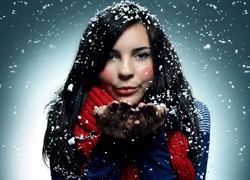 Kobieta z rumieńcami wśród płatków padającego śniegu