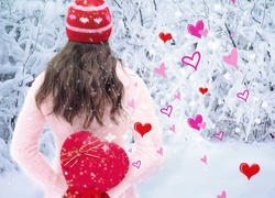 Kobieta z sercem w dłoni na zimowej polanie w walentynkowej scenerii