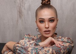 Kobieta, Upięte, Włosy, Wzorzysta, Bluzka, Makijaż