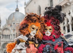 Kobiety w maskach na karnawale w Wenecji