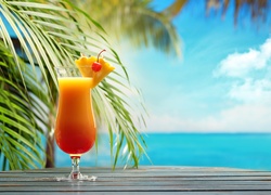 Koktajl pod palmą z widokiem na morze