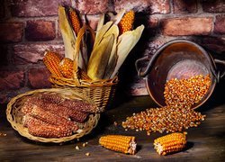 Kolby i ziarna kukurydzy w garnku i koszyku