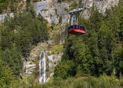 Kolej linowa nad wodospadem w Alpach w szwajcarskiej gminie Meiringen