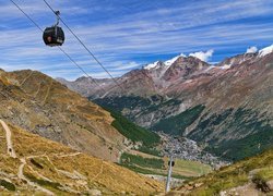 Kolejka górska nad przełęczą Furkapass w Alpach Berneńskich