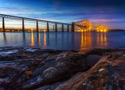 Kolejowy most Forth Bridge nad zatoką Firth of Forth w Szkocji