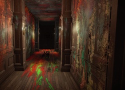 Kolorowa farba rozmazana na podłodze i ścianach korytarza