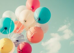 Kolorowe balony na tle pochmurnego nieba