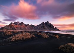 Kolorowe chmury nad górą Vestrahorn i plażą Stokksnes w Islandii