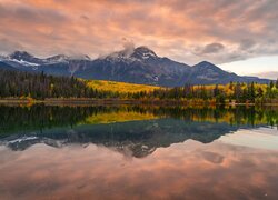 Kanada, Prowincja Alberta, Park Narodowy Jasper, Jezioro, Patricia Lake, Jesień, Góry, Drzewa, Odbicie