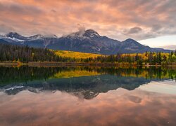 Kolorowe chmury nad górami i jeziorem Patricia Lake