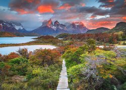 Kolorowe chmury nad Parkiem NarodowymTorres Del Paine w Chile