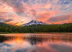 Góra, Stratowulkan Mount Rainier, Jezioro, Reflection Lake, Chmury, Park Narodowy Mount Rainier, Drzewa, Stan Waszyngton, Stany Zjednoczone