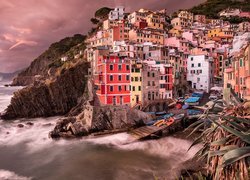 Włochy, Cinque Terre, Miejscowość, Riomaggiore, Kolorowe, Domy, Morze, Skały, Zatoka, Łódki, Chmury