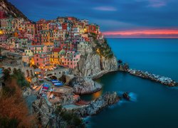 Wybrzeże, Cinque Terre, Morze Liguryjskie, Domy, Skały, Łódki, Manarola, Zachód słońca, Gmina Riomaggiore, Włochy