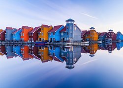 Kolorowe domy nad kanałem w holenderskim Groningen