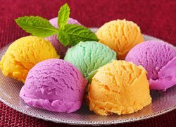 Kolorowe gałki lodów na talerzu
