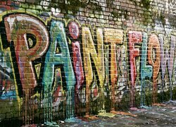 Kolorowe graffiti na murze z cegły