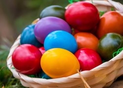 Kolorowe jajka w koszyku