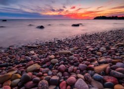 Kolorowe kamienie na morskim brzegu